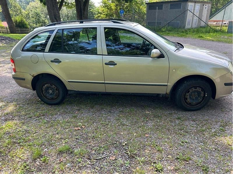 Brun Begagnad 2005 Skoda Fabia Kombi | 22 000 kr (Lite dyr) - Bild 1/4
