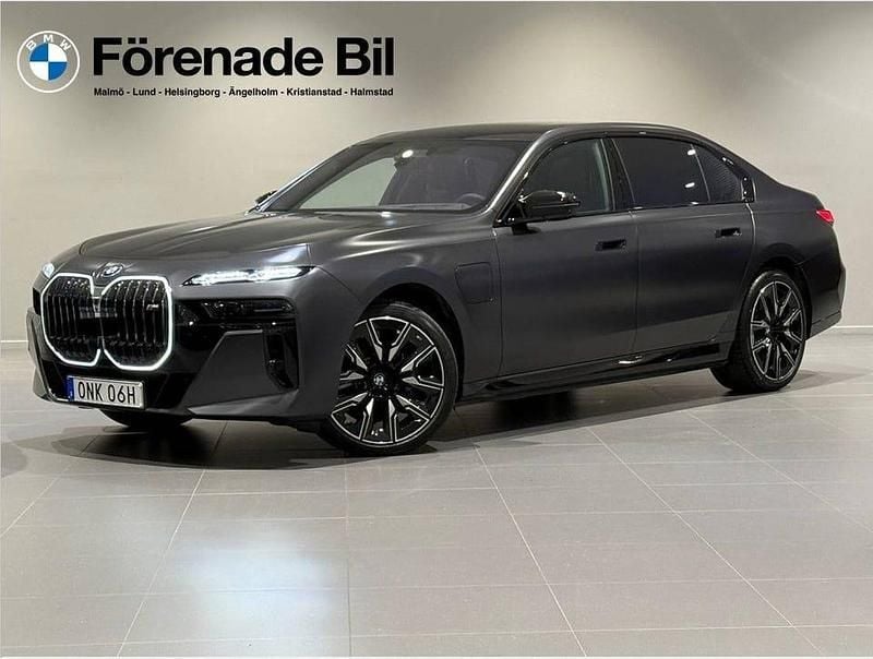 Grå Begagnad 2023 BMW M760e Executive Sedan | 1 199 000 kr - Bild 1/4