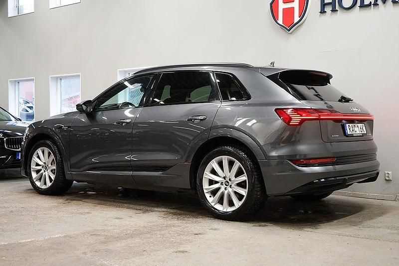 Begagnad Audi e-tron S-Line 300 kW (408 HK) 2022 Grå SUV