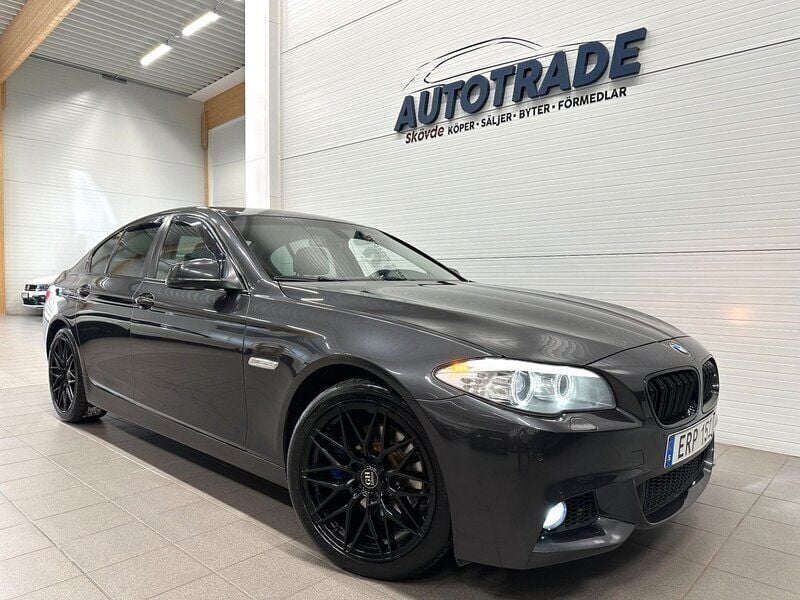 Grå Begagnad 2011 BMW 520 M Sport Sedan | 114 900 kr (Marknadspris) - Bild 1/4