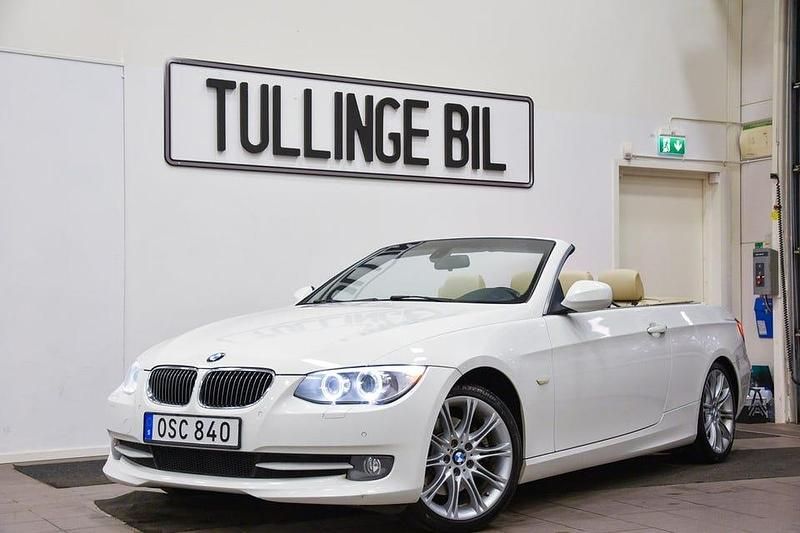 Vit Begagnad 2013 BMW 325 Cabriolet M Sport Cab | 159 900 kr (Superpris) - Bild 1/4