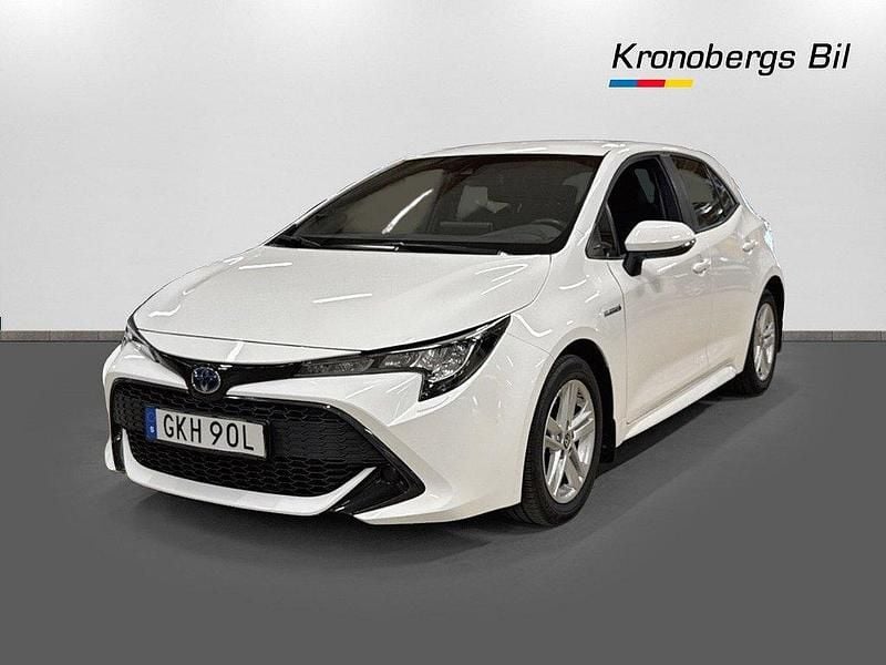 Vit Begagnad 2022 Toyota Corolla Hybrid Active Halvkombi | 229 600 kr (Marknadspris) - Bild 1/4