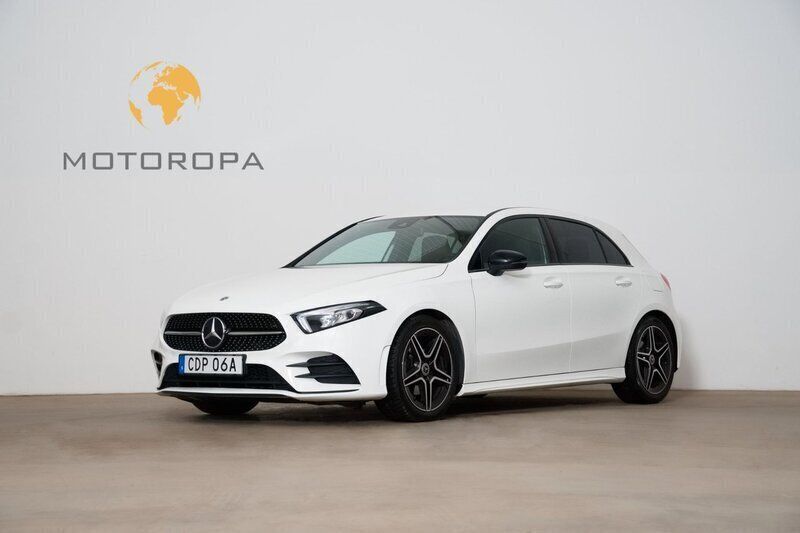 Vit Begagnad 2021 Mercedes A180 AMG Halvkombi | 269 000 kr (Marknadspris) - Bild 1/4