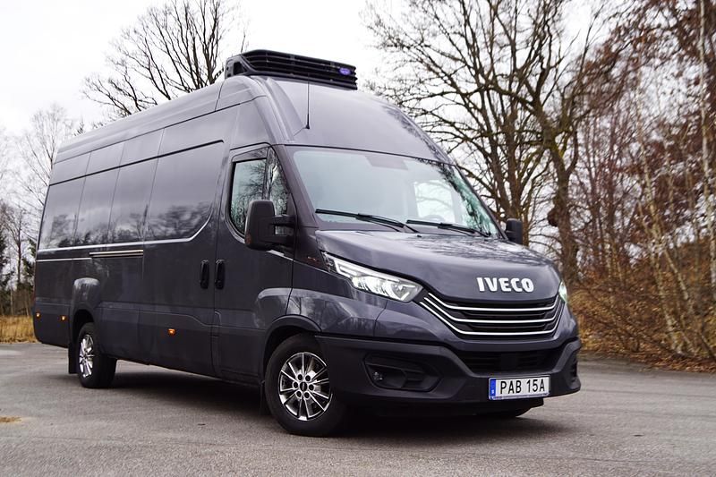 Begagnad Iveco Daily 179 HK (131 kW) 2022 Mörkgrå (grå) Van