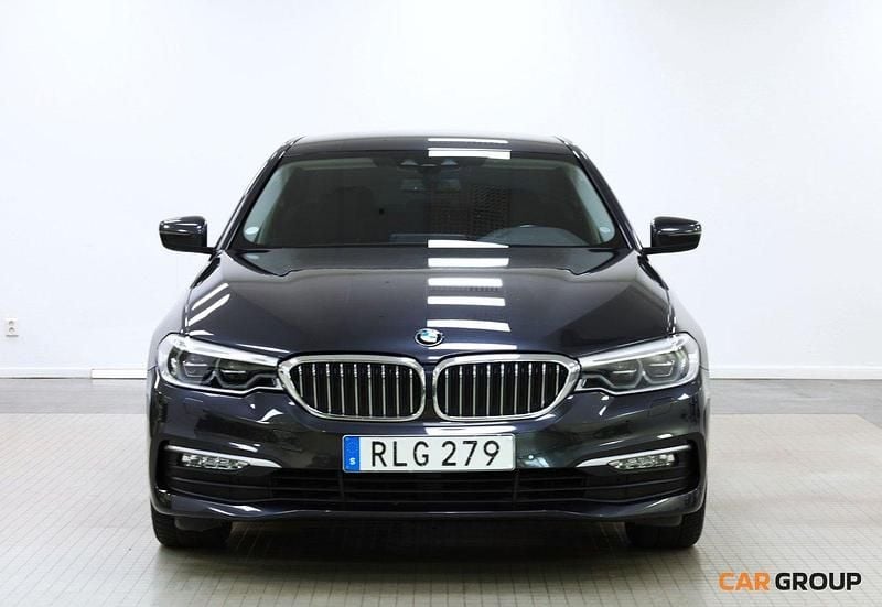 Grå Begagnad 2017 BMW 520 Sedan | 224 900 kr (Superpris) - Bild 1/4