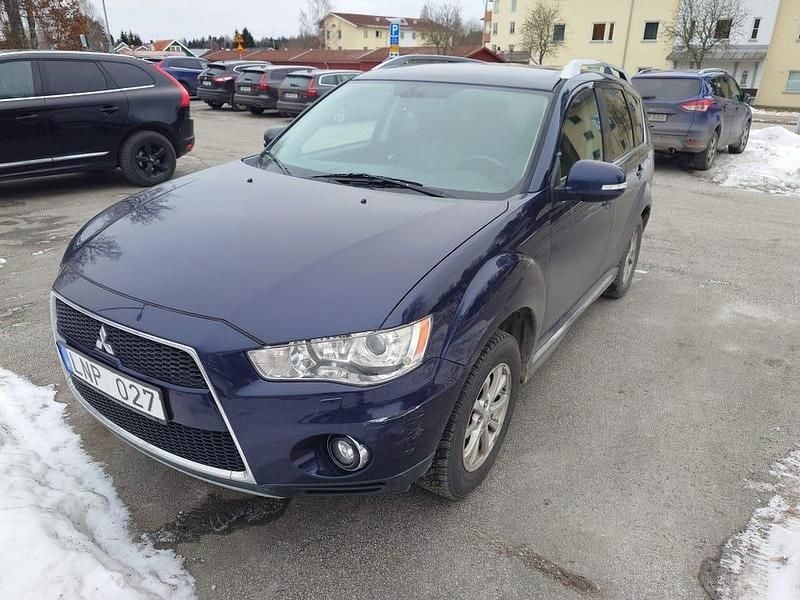 Begagnad Mitsubishi Outlander 170 HK (125 kW) 2010 Marinblå metallic SUV