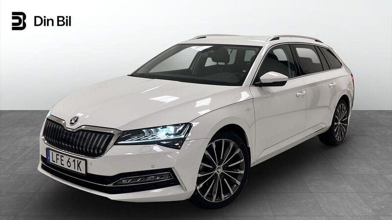 Vit Begagnad 2021 Skoda Superb LAURIN & KLEMENT Kombi | 329 900 kr (Marknadspris) - Bild 1/4