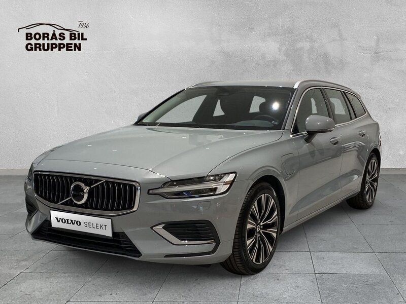 Grå Begagnad 2024 Volvo V60 Core Kombi | 439 000 kr (Marknadspris) - Bild 1/4