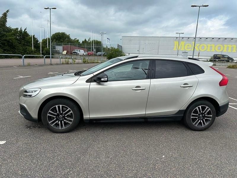 Begagnad 2018 Volvo V40 Halvkombi | 164 000 kr (Bra pris) - Bild 1/4