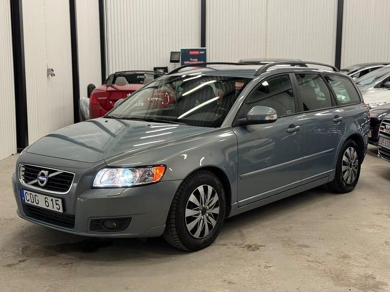 Blå Begagnad 2011 Volvo V50 Momentum Kombi | 79 400 kr (Marknadspris) - Bild 1/4