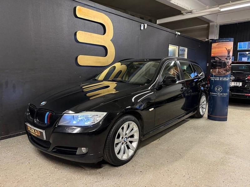 Svart Begagnad 2010 BMW 320 Comfort Edition Kombi | 79 900 kr (Marknadspris) - Bild 1/4