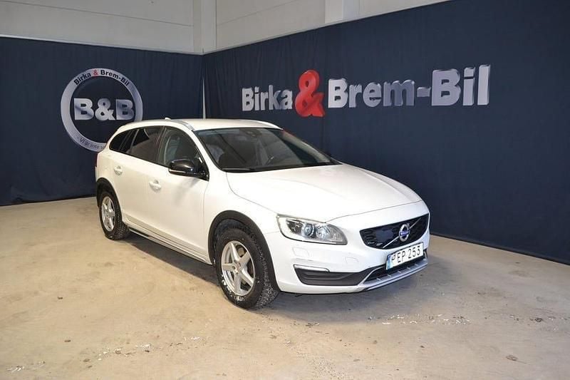 Vit Begagnad 2017 Volvo V60 CC Momentum Kombi | 159 000 kr (Superpris) - Bild 1/4