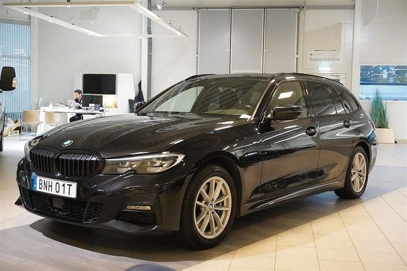 Svart Begagnad 2020 BMW 330e M Sport Kombi | 304 900 kr (Marknadspris) - Bild 1/4
