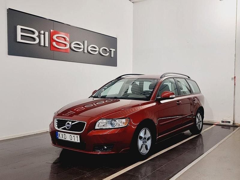 Röd Begagnad 2010 Volvo V50 Momentum Kombi | 62 900 kr (Marknadspris) - Bild 1/4