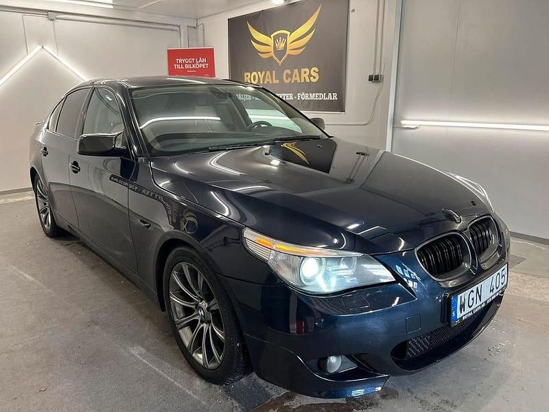 Blå Begagnad 2005 BMW 525 M Sport Sedan | 99 990 kr (Lite dyr) - Bild 1/4