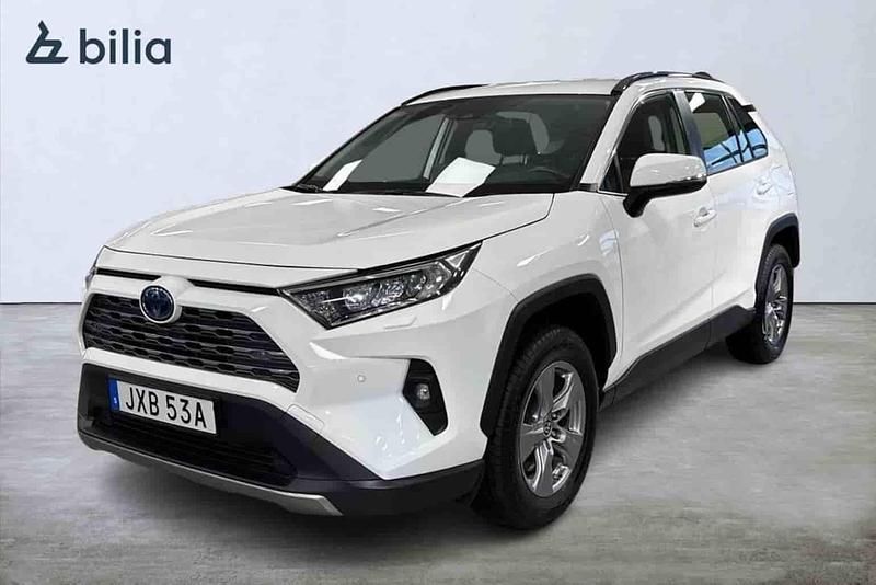 Vit Begagnad 2024 Toyota RAV4 Hybrid SUV | 384 900 kr (Superpris) - Bild 1/1