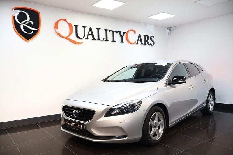 Silver Begagnad 2015 Volvo V40 Momentum Kombi | 139 000 kr (Marknadspris) - Bild 1/4