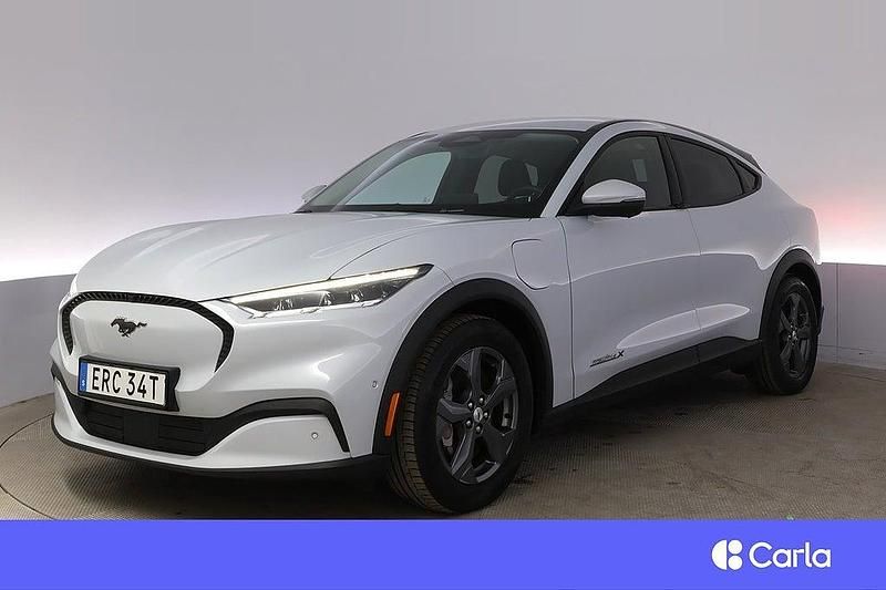 Vit Begagnad 2022 Ford Mustang Mach-E SUV | 365 900 kr (Bra pris) - Bild 1/4