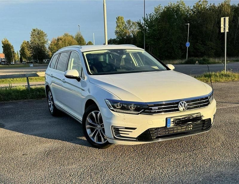Vit Begagnad 2019 VW Passat GTE Kombi | 181 000 kr (Bra pris) - Bild 1/4
