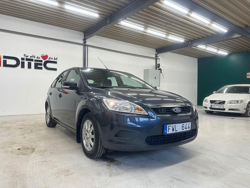 Grå Begagnad 2008 Ford Focus Trend Halvkombi | 42 500 kr (Lite dyr) - Bild 1/4
