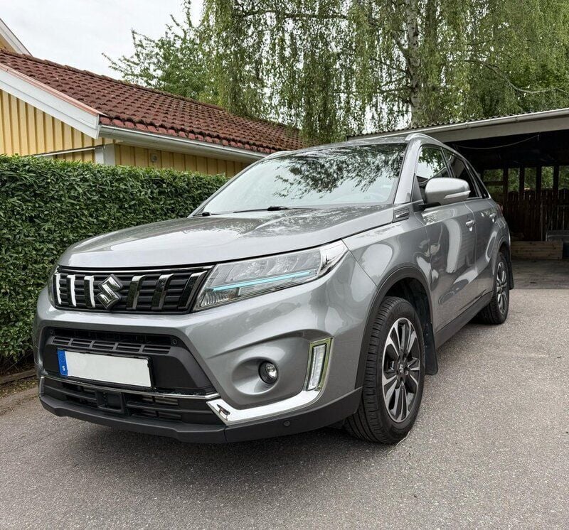 Grå Begagnad 2021 Suzuki Vitara SUV | 200 000 kr (Superpris) - Bild 1/4