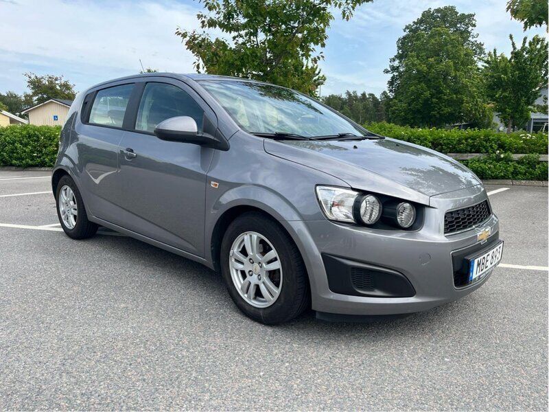 Grå Begagnad 2012 Chevrolet Aveo Halvkombi | 47 900 kr (Marknadspris) - Bild 1/4