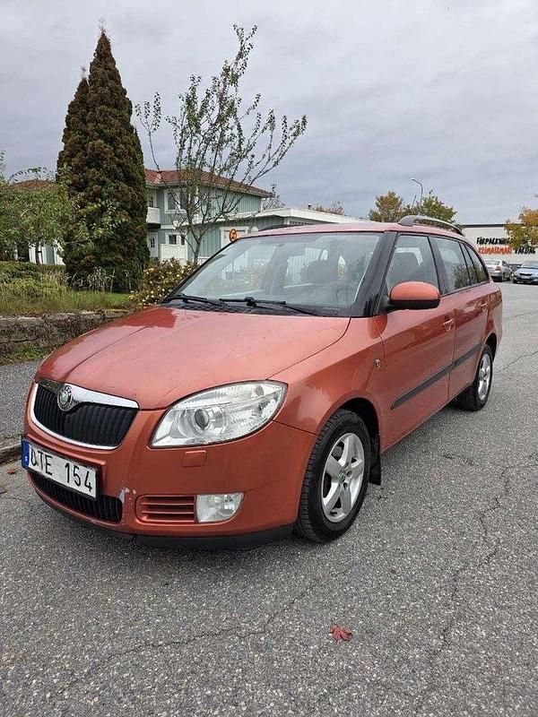 Orange Begagnad 2009 Skoda Fabia Ambiente Halvkombi | 23 000 kr (Marknadspris) - Bild 1/4