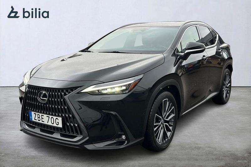 Svart Begagnad 2022 Lexus NX450h+ Luxury Line SUV | 559 900 kr (Marknadspris) - Bild 1/3