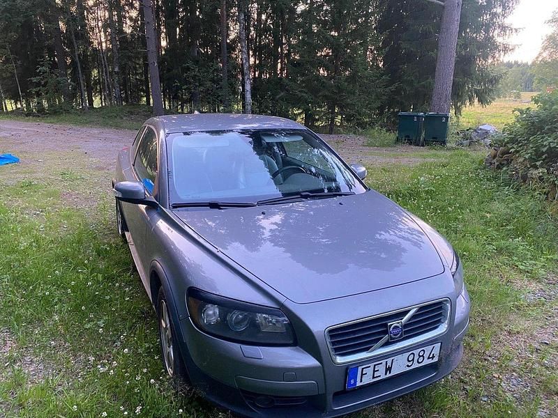 Grå Begagnad 2007 Volvo C30 Summum Halvkombi | 35 000 kr (Marknadspris) - Bild 1/4