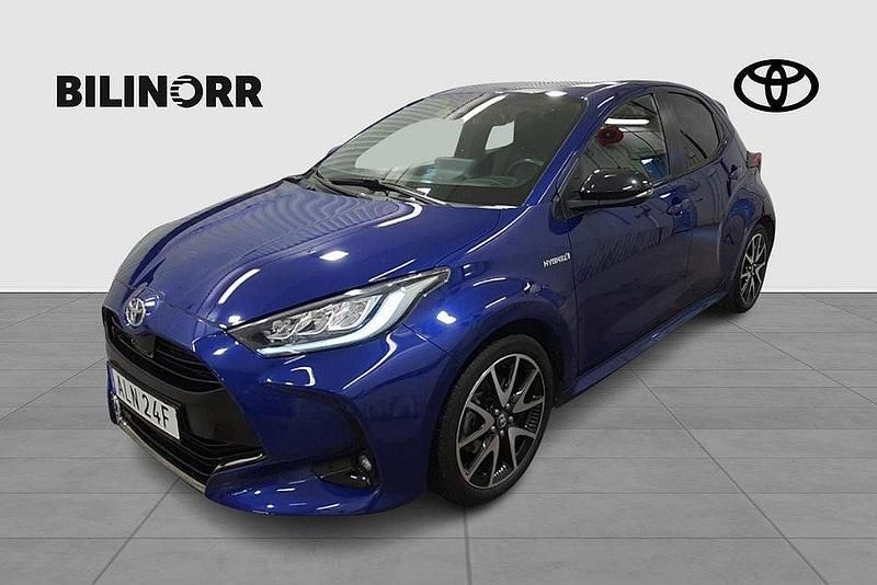Mörkblå Begagnad 2020 Toyota Yaris Hybrid Style Halvkombi | 199 900 kr (Bra pris) - Bild 1/4