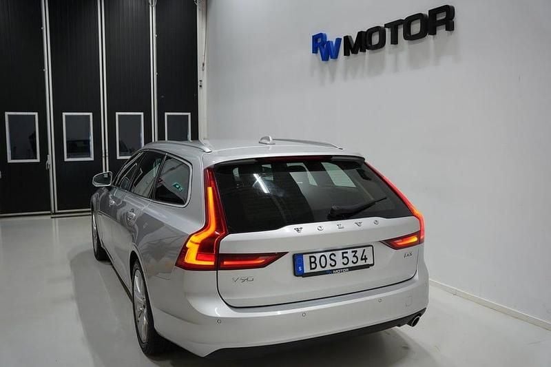 Begagnad Volvo V90 Momentum 150 HK (110 kW) 2018 Silver Kombi