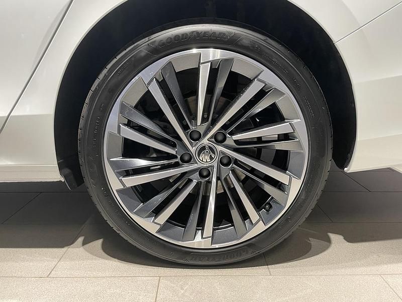 Begagnad Skoda Superb 2024 Vit Kombi