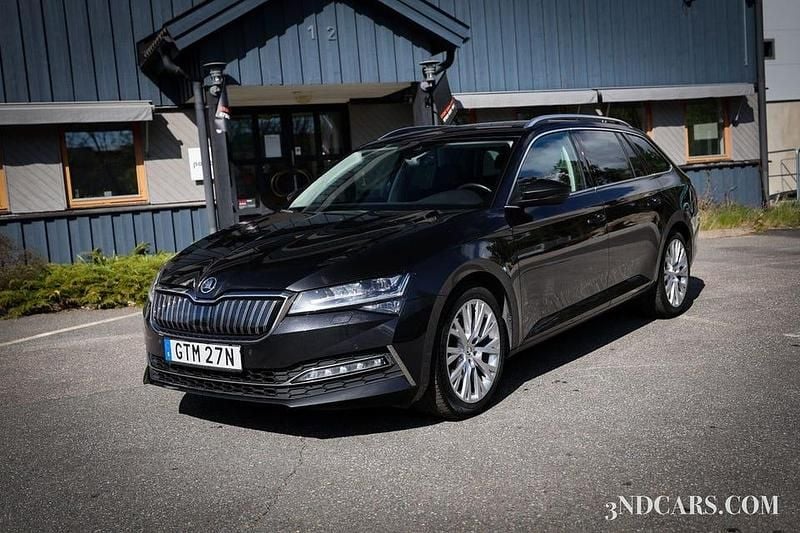 Svart Begagnad 2021 Skoda Superb Business Line Kombi | 239 900 kr (Bra pris) - Bild 1/4