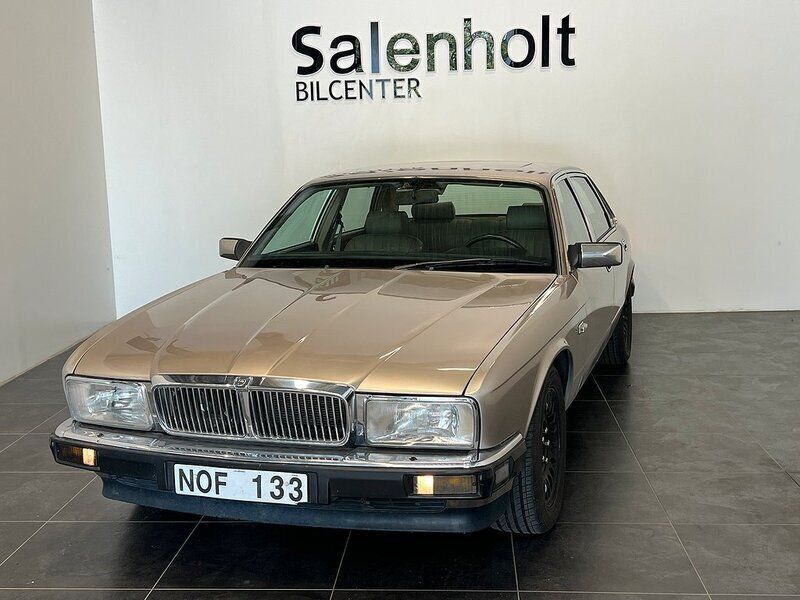 Ljusgrå Begagnad 1988 Jaguar XJ Sovereign Sedan | 79 900 kr - Bild 1/4