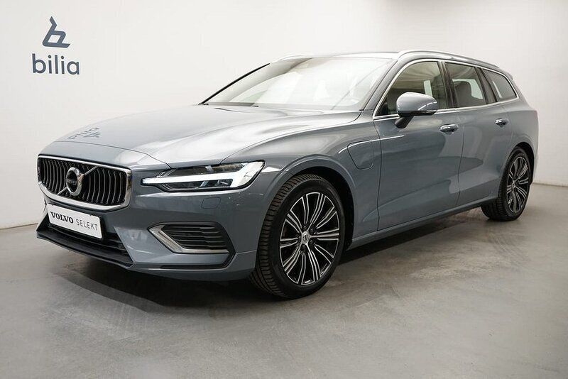 Grå Begagnad 2022 Volvo V60 Kombi | 419 900 kr (Lite dyr) - Bild 1/3