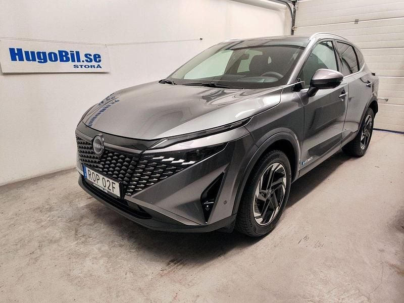 Grå (dark metal grey) Ny 2025 Nissan Qashqai N-Connecta SUV | 369 500 kr (Bra pris) - Bild 1/4