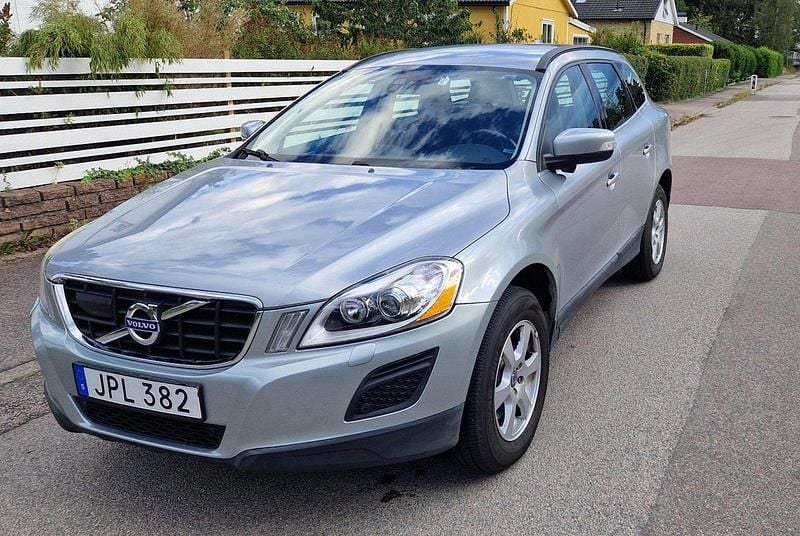 Silver Begagnad 2011 Volvo XC60 Momentum SUV | 109 000 kr (Marknadspris) - Bild 1/3