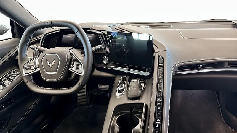 Begagnad Chevrolet Corvette 482 HK (354 kW) 2024 Grå (grey) Cab