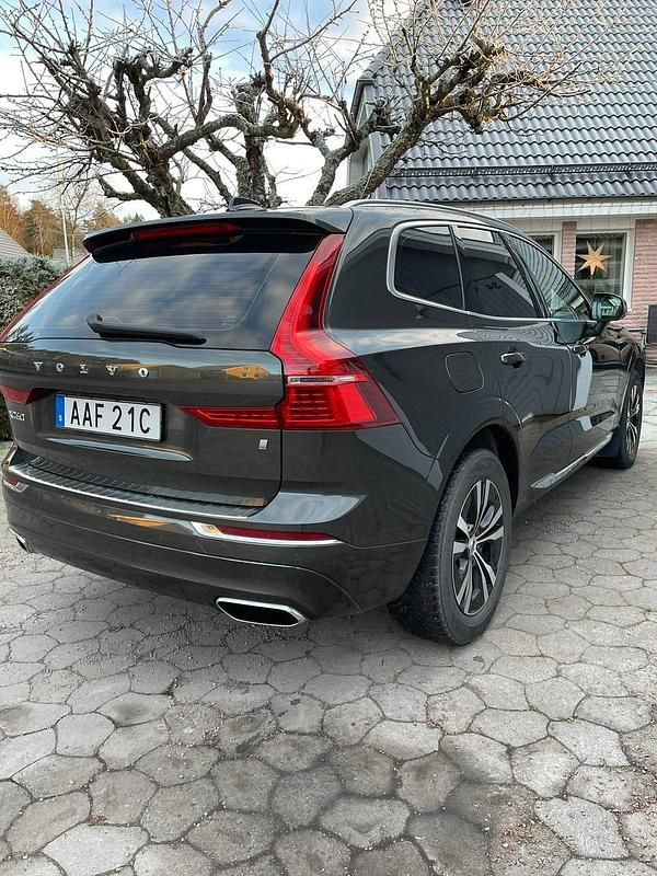 Pine grey 724 Begagnad 2020 Volvo XC60 Inscription SUV | 350 000 kr (Marknadspris) - Bild 1/4
