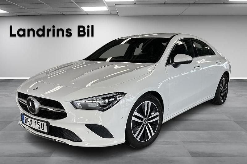 Vit Begagnad 2022 Mercedes CLA200 Progressive Sportkupé | 299 000 kr (Superpris) - Bild 1/4