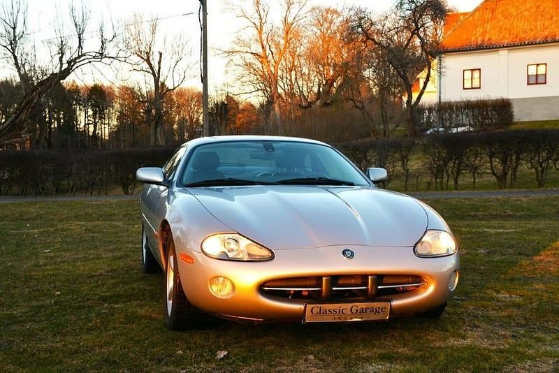 Begagnad Jaguar XK 301 HK (221 kW) 2003 Silver met/antracit skinn Sportkupé