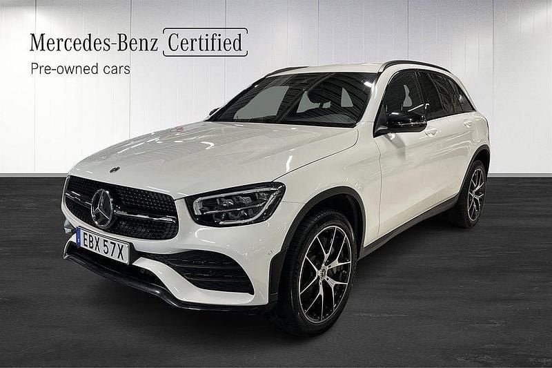 Vit Begagnad 2022 Mercedes GLC300e | 529 000 kr - Bild 1/4