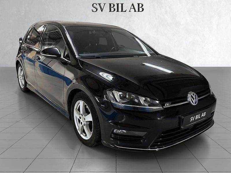 Begagnad VW Golf VII R-line 140 HK (102 kW) 2015 Svart Halvkombi