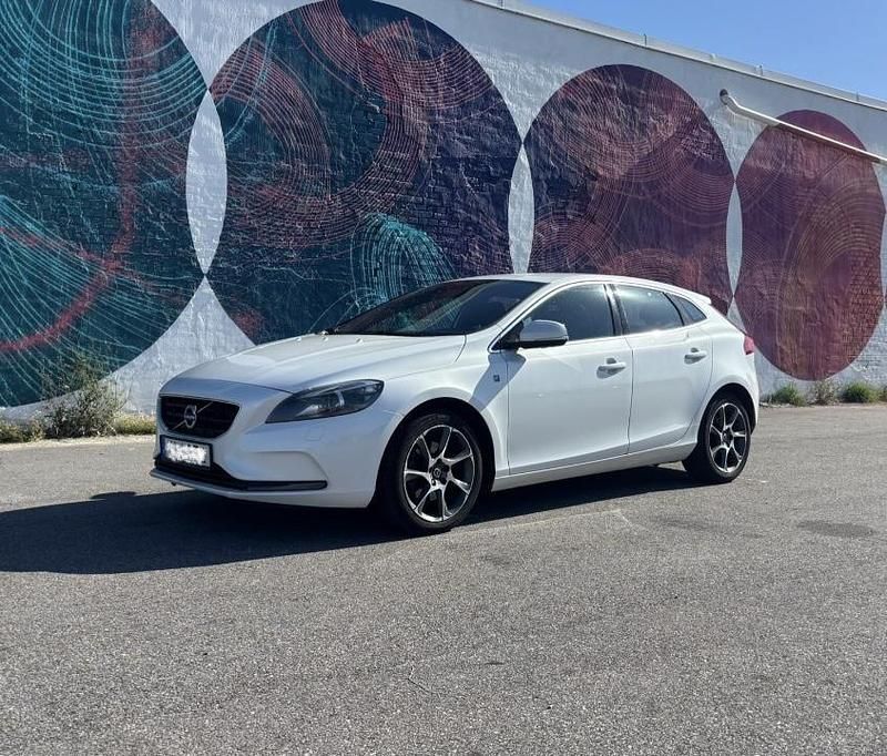 Vit Begagnad 2016 Volvo V40 Momentum Kombi | 84 900 kr (Marknadspris) - Bild 1/4