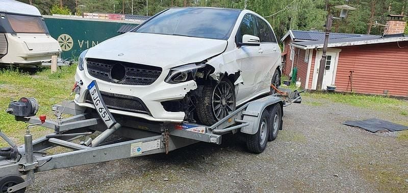 Vit Begagnad 2015 Mercedes B200 AMG Minibuss | 50 000 kr - Bild 1/4
