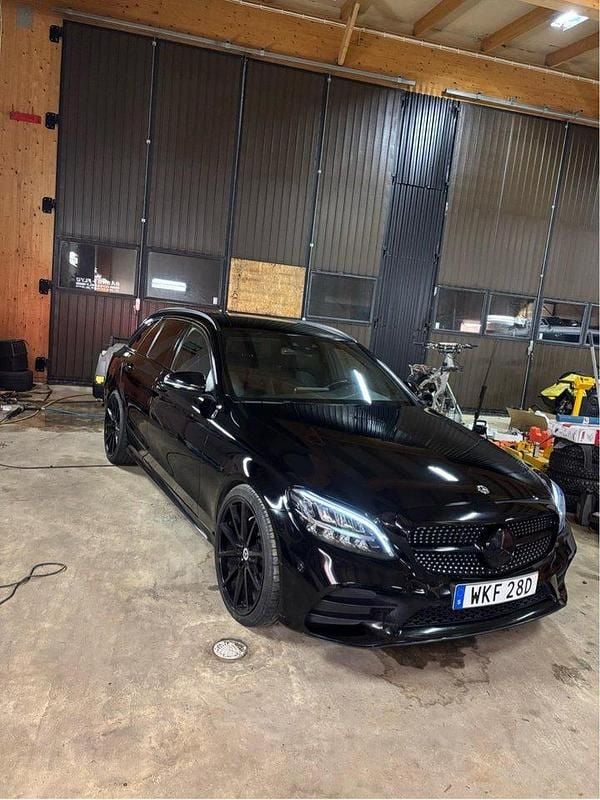 Svart Begagnad 2021 Mercedes C220 AMG line Kombi | 340 000 kr (Lite dyr) - Bild 1/4