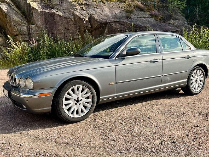 Grå Begagnad 2003 Jaguar XJ Sedan | 189 000 kr - Bild 1/4