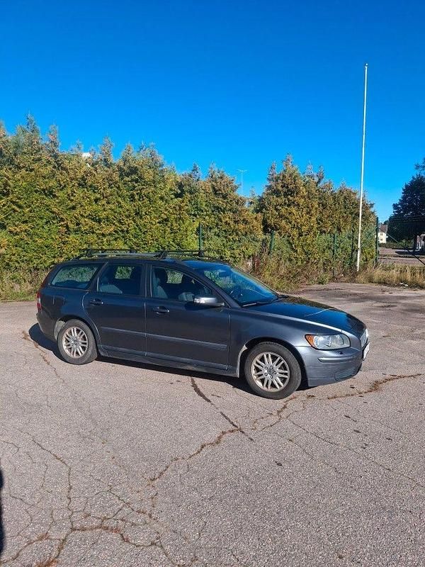 Grå Begagnad 2007 Volvo V50 Kinetic Kombi | 24 500 kr (Marknadspris) - Bild 1/4