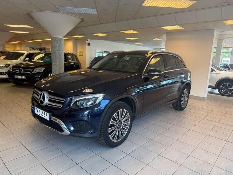 Mörkblå Begagnad 2017 Mercedes GLC350 Luxury SUV | 269 900 kr (Marknadspris) - Bild 1/4