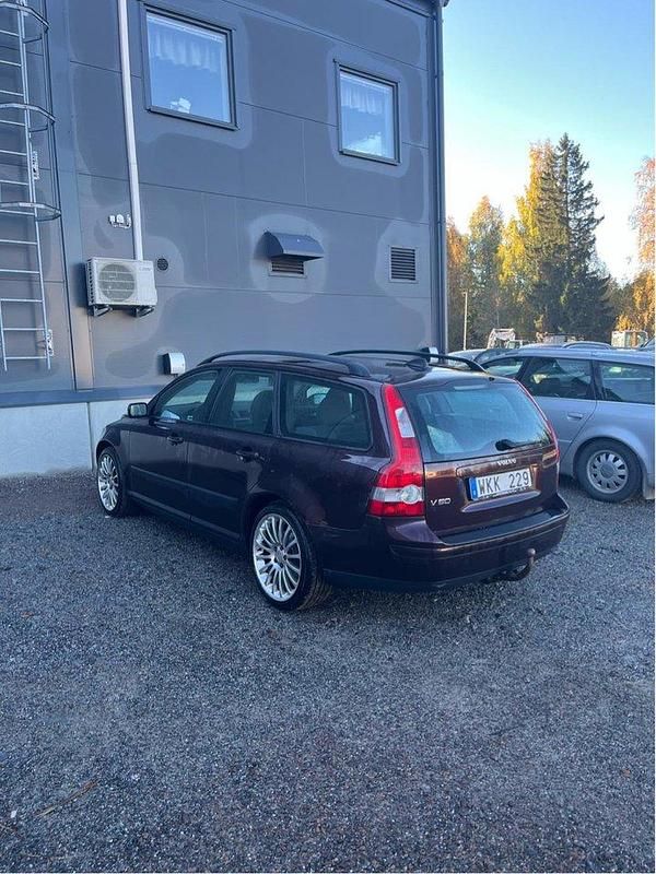 Röd Begagnad 2005 Volvo V50 Kinetic Kombi | 20 000 kr (Marknadspris) - Bild 1/4
